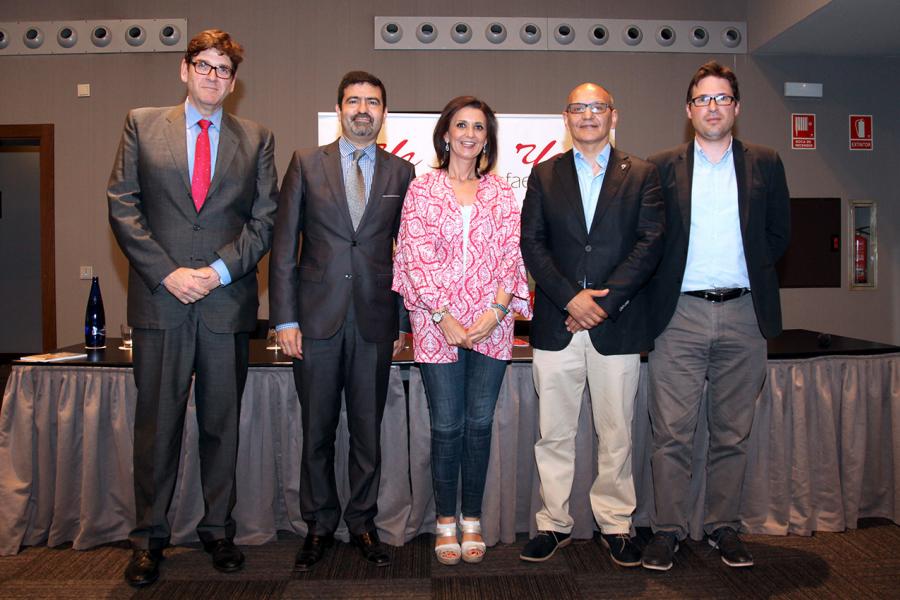 Representantes de cada una de las partes en la firma del acuerdo
