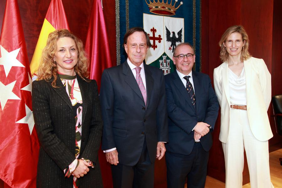 Firmantes posan tras la firma