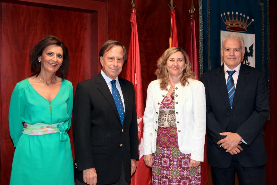 Firmantes posan tras la firma