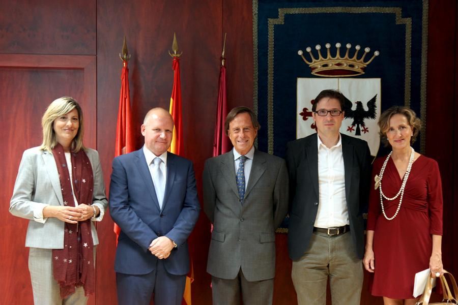 Firmantes posan tras la firma