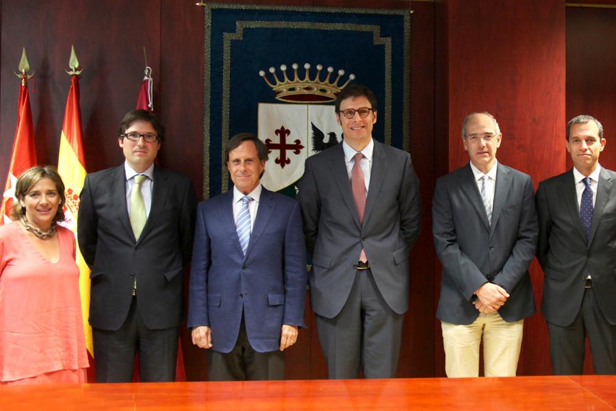 Firmantes posan tras la firma