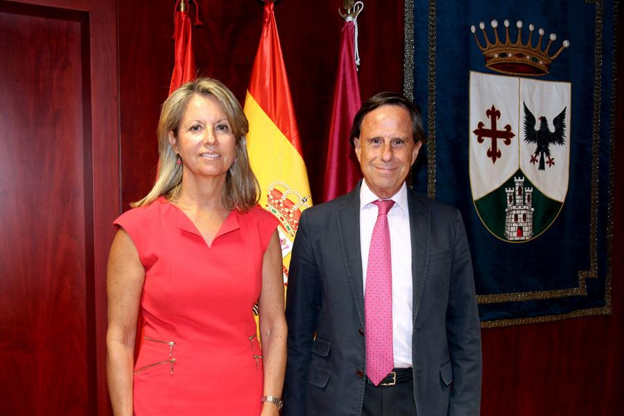 Firmantes posan tras la firma