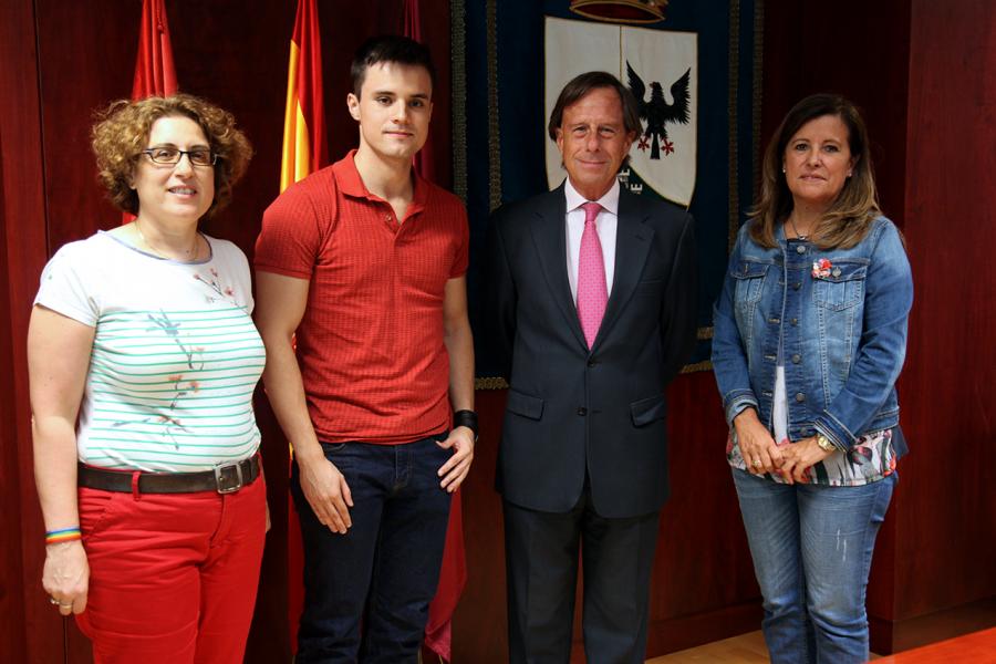 Firmantes posan tras la firma