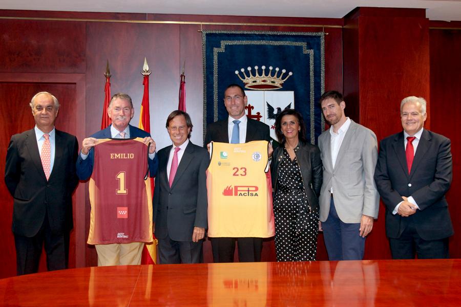 Firmantes posan tras la firma