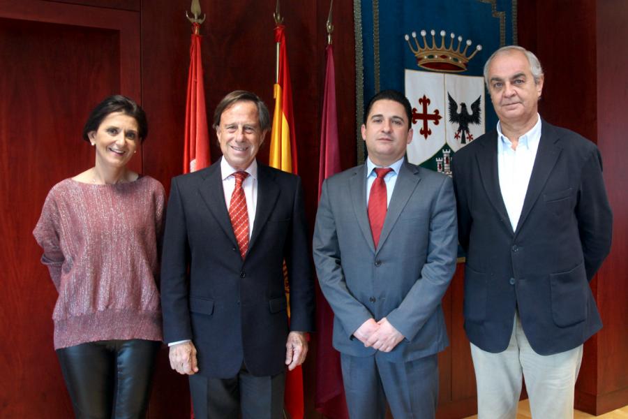 Firmantes posan tras la firma