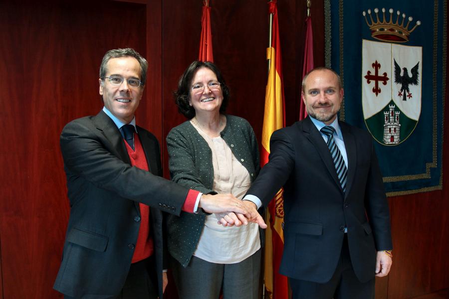 Firmantes posan tras la firma en símbolo de unión