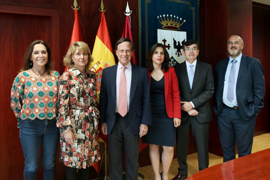 Firmantes posan tras la firma