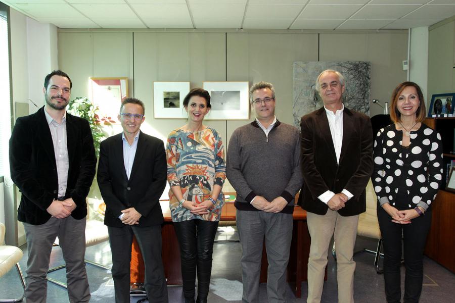 Firmantes posan tras la firma