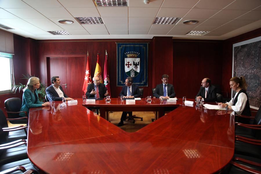 Firmantes charlan durante el encuentro