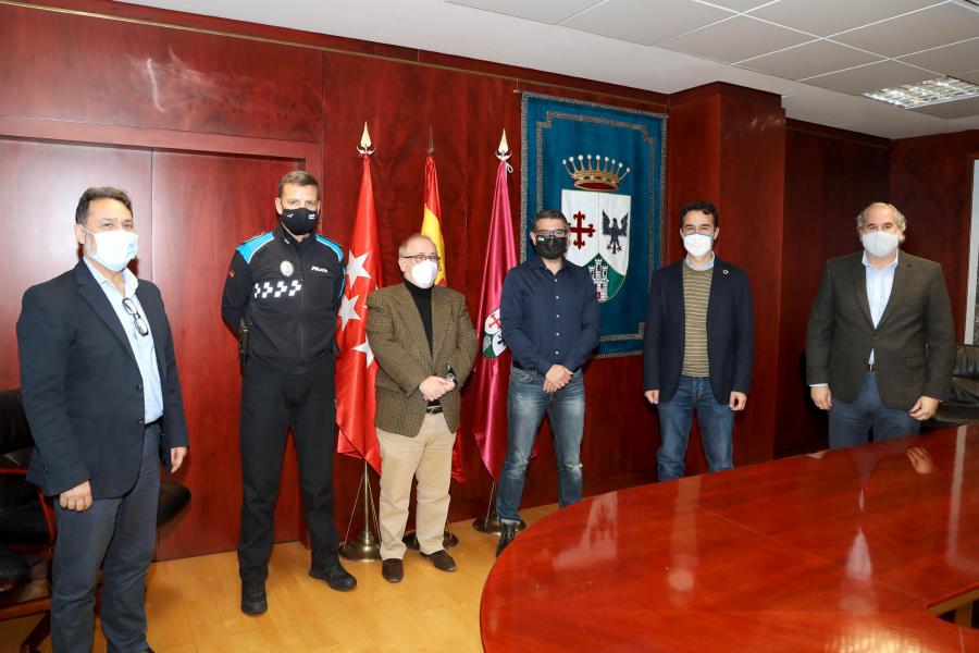 Firmantes posan tras la firma