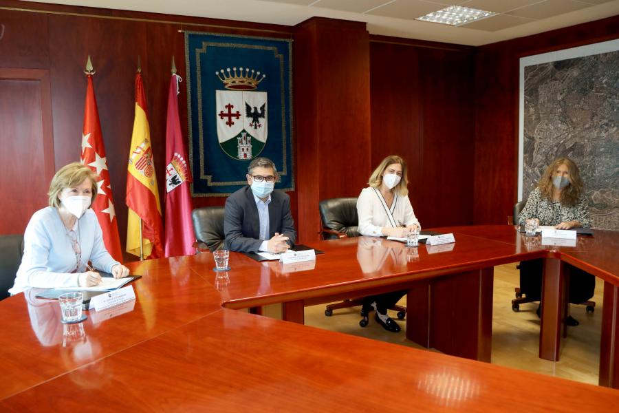 Firmantes posan con distancia de seguridad
