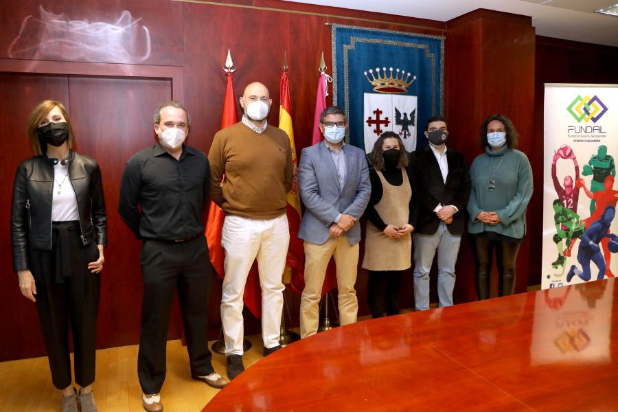 Alcalde Rafael Sánchez, concejales y autoridades. Firma Convenio PMD - FUNDAL - SUNGENER -2021