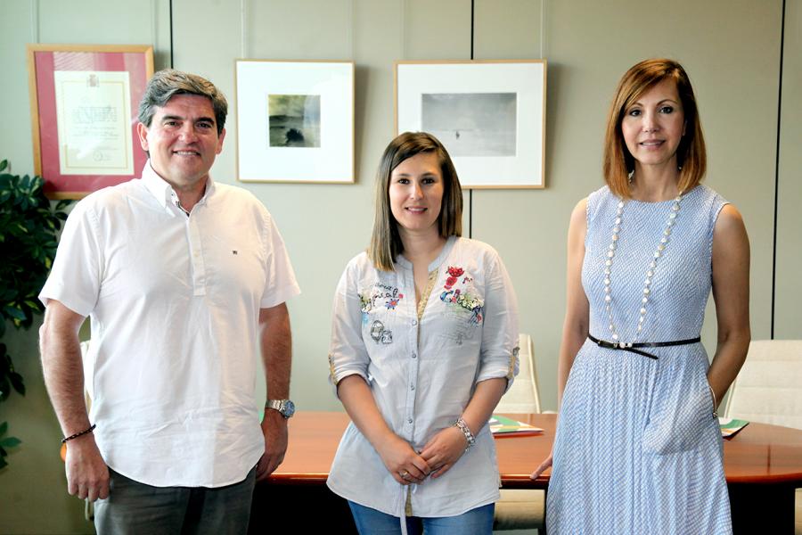 Firmantes posan tras la firma
