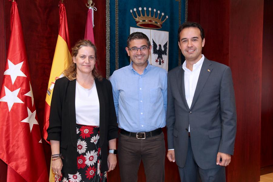 Firmantes posan tras la firma