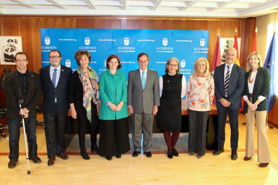 Firmantes posan tras la firma