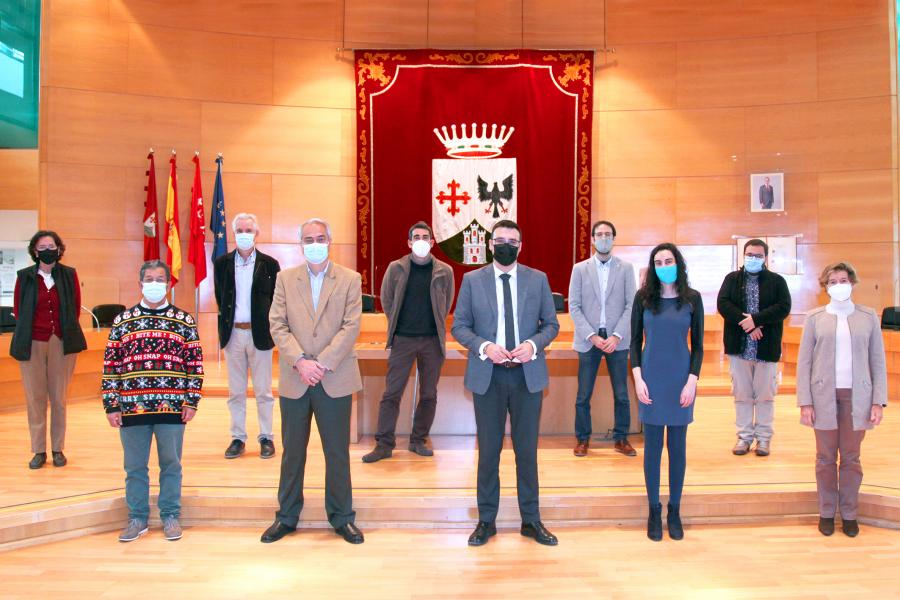Firmantes posan con distancia de seguridad