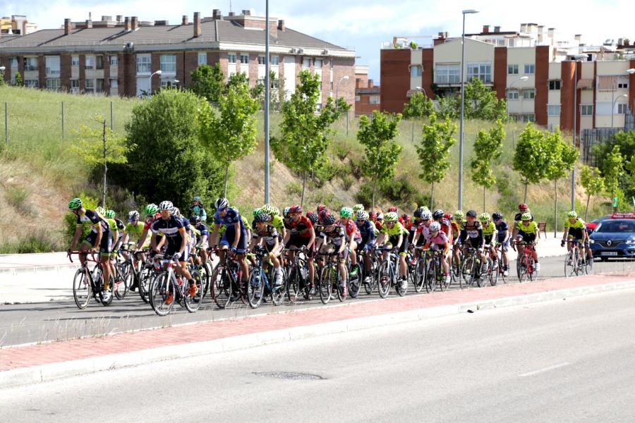 Gran Premio Ciudad de Alcobendas - Trofeo Cosme Díaz - Imagen de los participantes en durante la carrera ciclista.