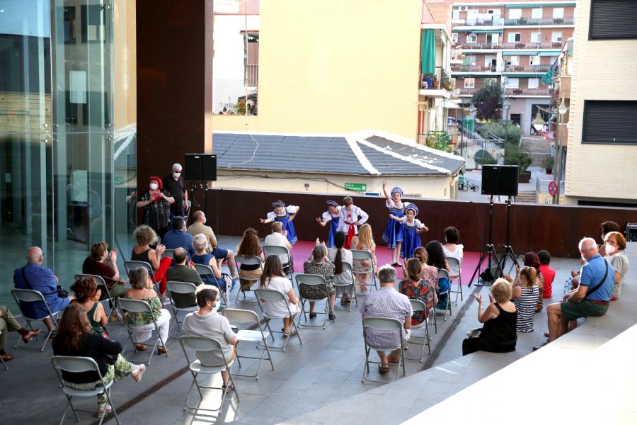 Danza Bajo el Cielo en el Centro del Arte -  Imagen del escenario en el exterior con una actuación y el publico asistente. 