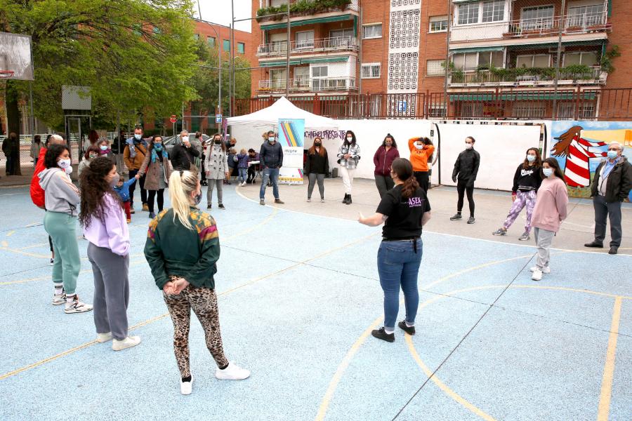 Taller de Baile Alcobendas en Danza en Imagina - Imagen de personas siguiendo las clases de baile.