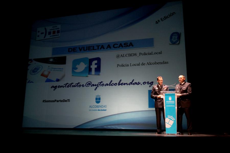 De Vuelta a Casa -  Jefes de la policía informando.