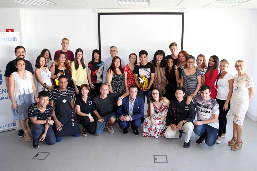 Demoday de Alumnos de los Cursos de Auxiliar de Cocina y Auxiliar de Camarero de la EOI - Imagen de grupo de todos los participantes en el evento.