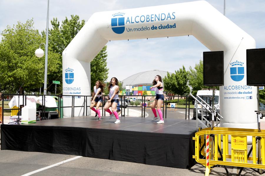 Jóvenes bailando