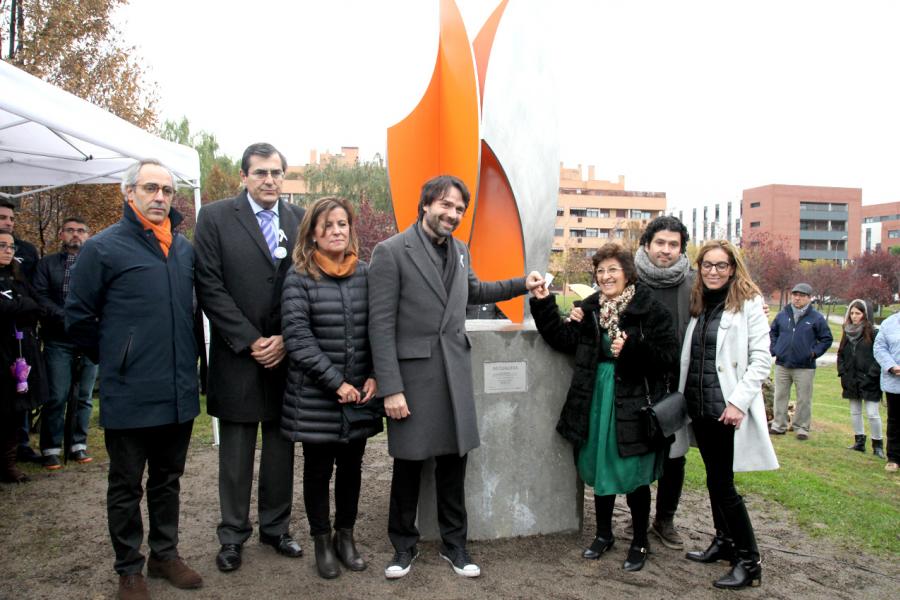 Descubrimiento de Escultura en Memoria de Liliana Monsalve - Imagen de varias personas posando junto a la escultura.