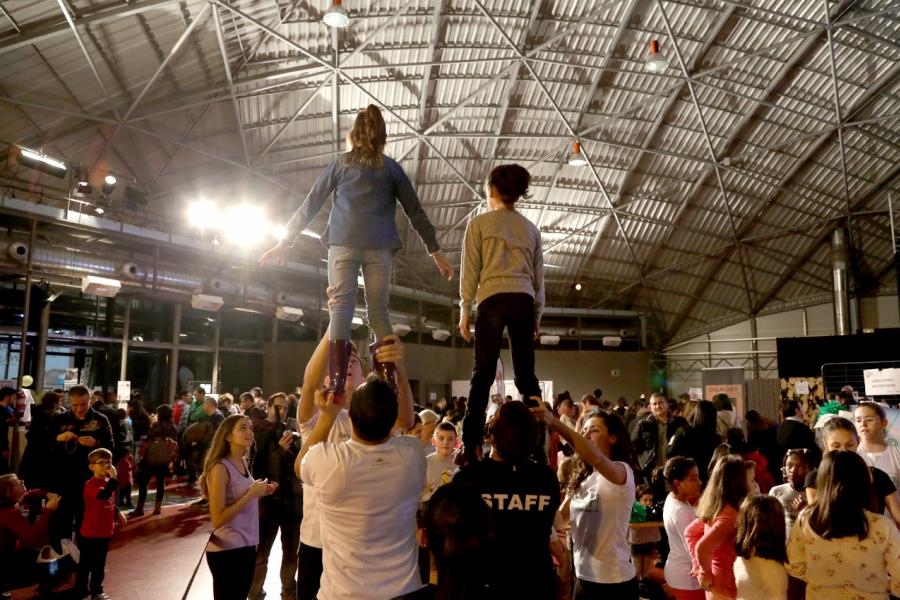 Día de la Infancia 2016 en La Esfera - Imagen de jóvenes participando en diversas actividades.