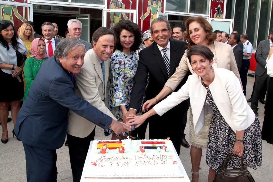 Día de Egipto en el Invernadero del Arroyo de La Vega -  Corte simbólico de la tarta inaugural.
