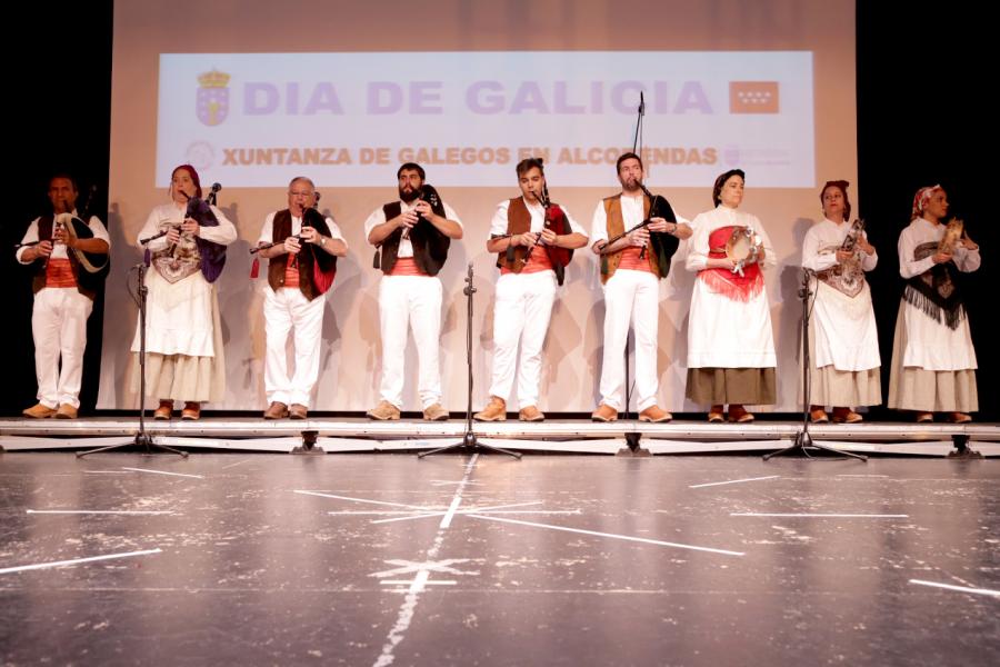 Día de Galicia 2016 -  Los gaiteros en el escenario.