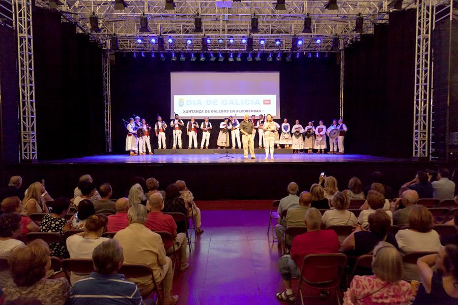 Celebración del Día de Galicia 2017 - Imagen del público y el escenario.
