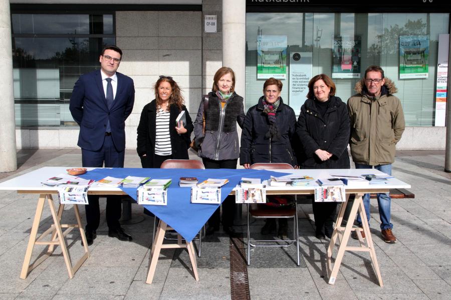 Concejales Rafael Sanchez, Inmaculada Tuyalto, Ofelia Culebradas y miembros de ACCA. Puesto en Plaza Mayor. Día Mundial sin Alcohol 2019