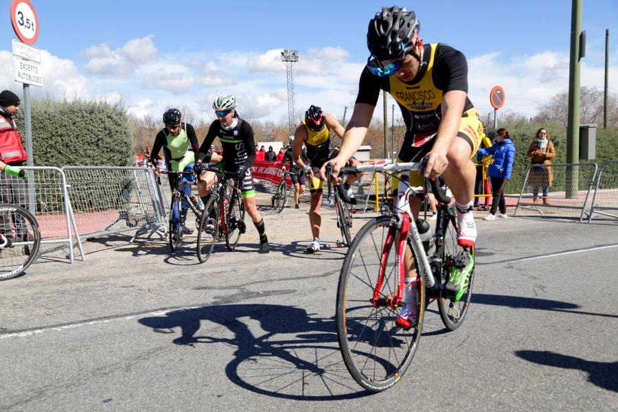 Duatlón Villa de Alcobendas 2018 - Imagen de un deportista participante en la prueba comenzando la prueba con la bicicleta.