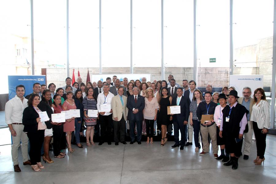Clausura y Entrega de Diplomas EGME 2017 - Posado de diplomados y autoridades.