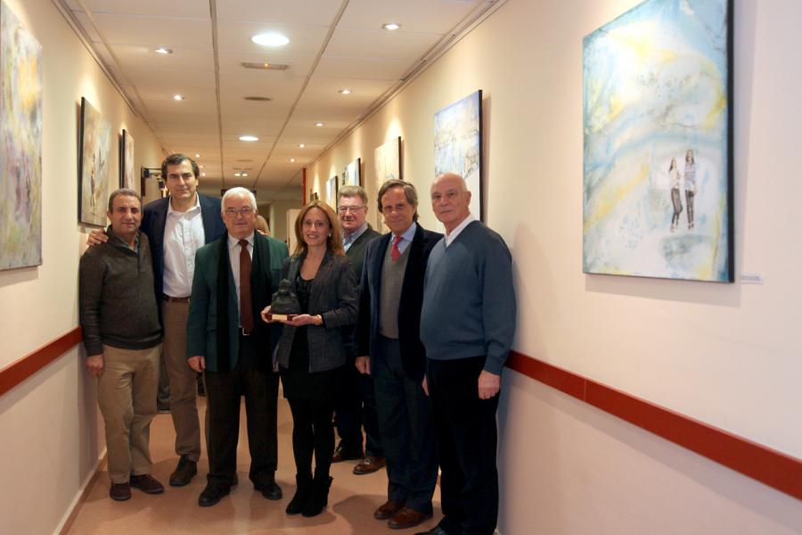 Inauguración Exposición de Pintura de Marinela Fontoira - Imagen de la pintora Marinela Fontoira posando junto a las autoridades tras haber recibido la Menina de Honor.