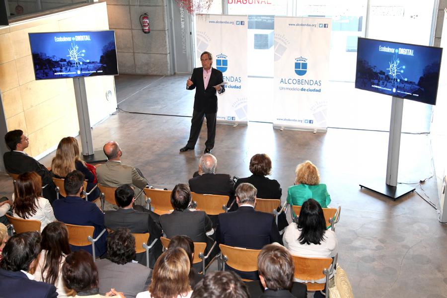 Presentación del EcoBulevar - Imagen de un momento del alcalde García de Vinuesa dirigiéndose al público asistente.