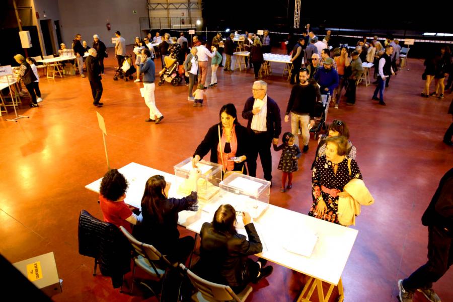 Ciudadanos votando