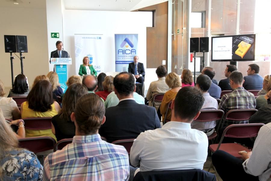 Ier Encuentro de Comercio Urbano de Alcobendas - Imagen lejana, del alcalde García de Vinuesa dirigiéndose a los asistentes al encuentro.