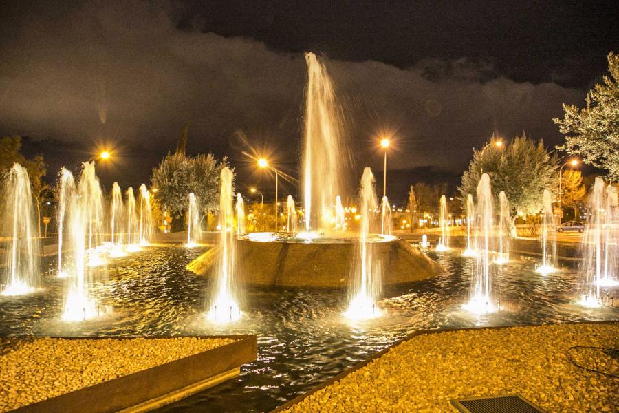 Iluminación de Fuente por la Marcha Mundial por la Endiometrosis - Imagen de la fuente iluminada desde un determinado punto.