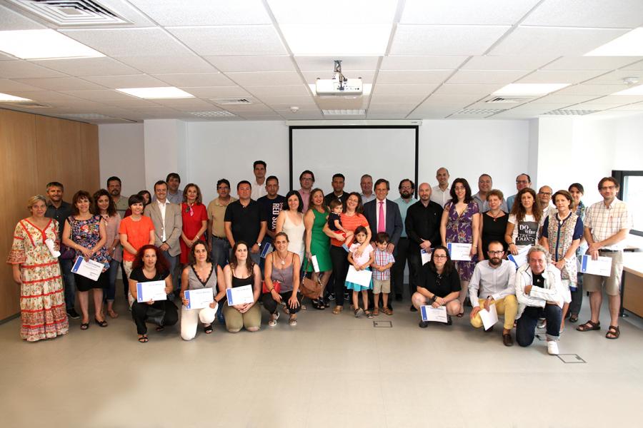 Entrega de Diplomas de Formación Empresarial y Comercial - Imagen foto de grupo.