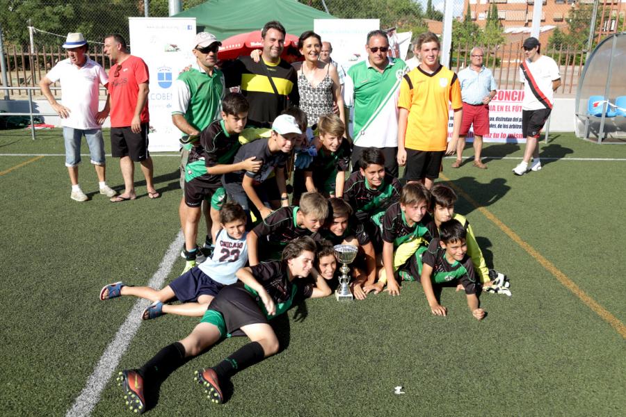 Entrega de Premios Memorial Oscar Molina - Posado de un equipo participante.