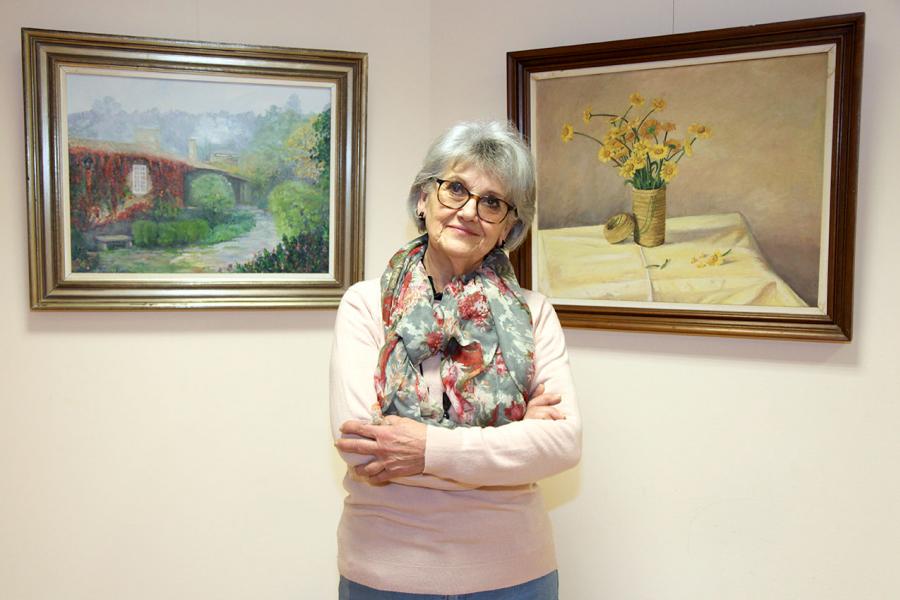 Semana Cultural Xuntanza de Galegos - Inauguración Exposición de Pintura de Esperanza Bouzas - Imagen de Esperanza Bouzas posando delante de sus cuadros.