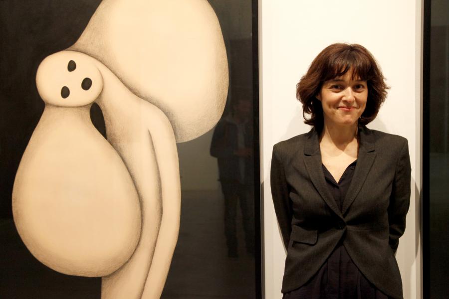 Inauguración Exposición "Aflicción" de Rosalía Banet - Imagen de la autora Rosalía Banet delante de una de sus obras.