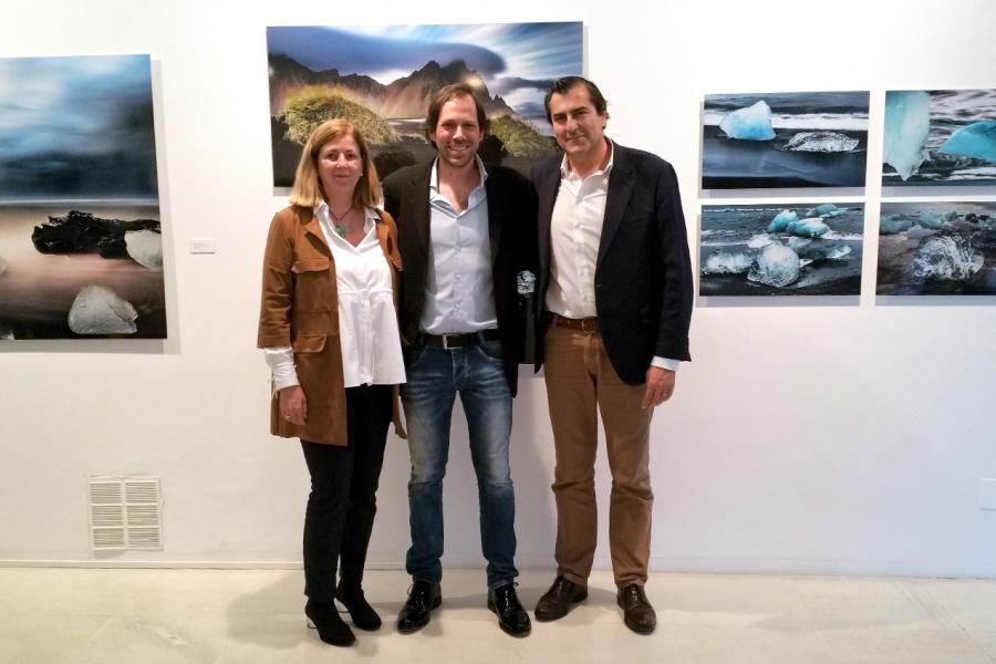 Concejal Fernando Martínez Rodríguez, fotógrafo Ignacio Heras Castán y Belén Pool, directora del Centro de Arte.