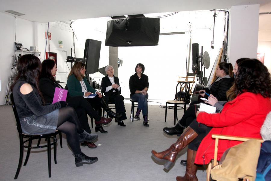 Rueda de Prensa Expo Mujeres Mirando Mujeres - Primer plano de las autoras junto a la concejal.