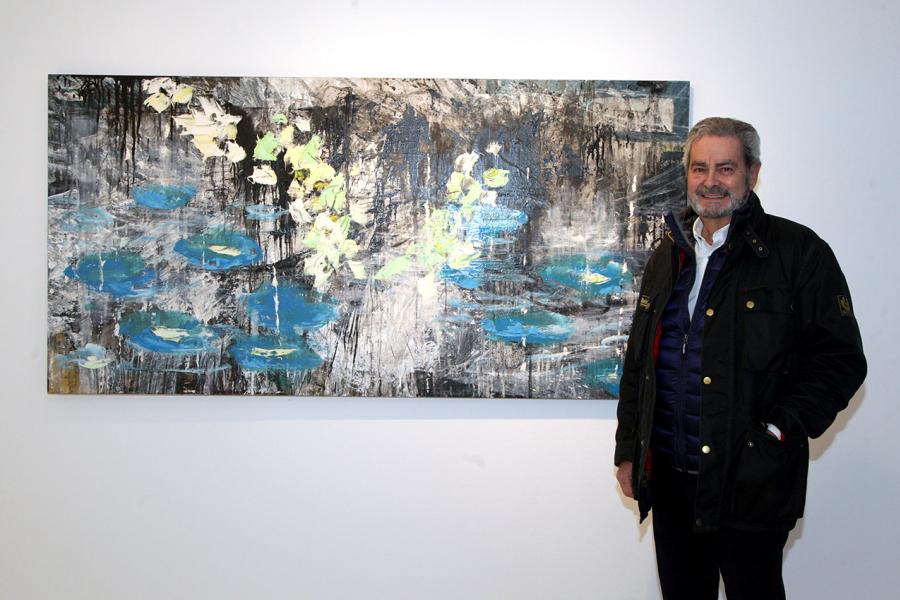 Inauguración de la Exposición de Manuel Martín Cabrera - Imagen del autor de la exposición Manuel Martín Cabrera posando delante de una de sus obras.