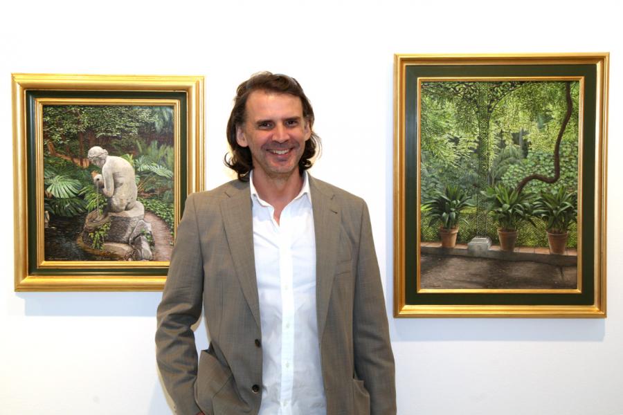Inauguración Exposición "Ventanas al Jardín" de José Manuel Corujo Vergara - Posado del autor junto a su obra.