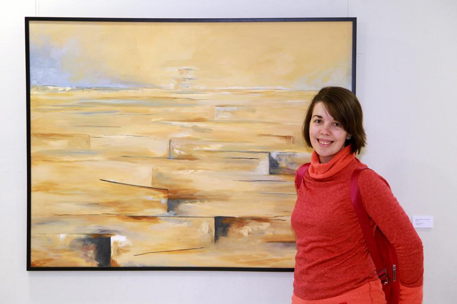 Artista Nuria Moreno, posando con una de sus obras. 