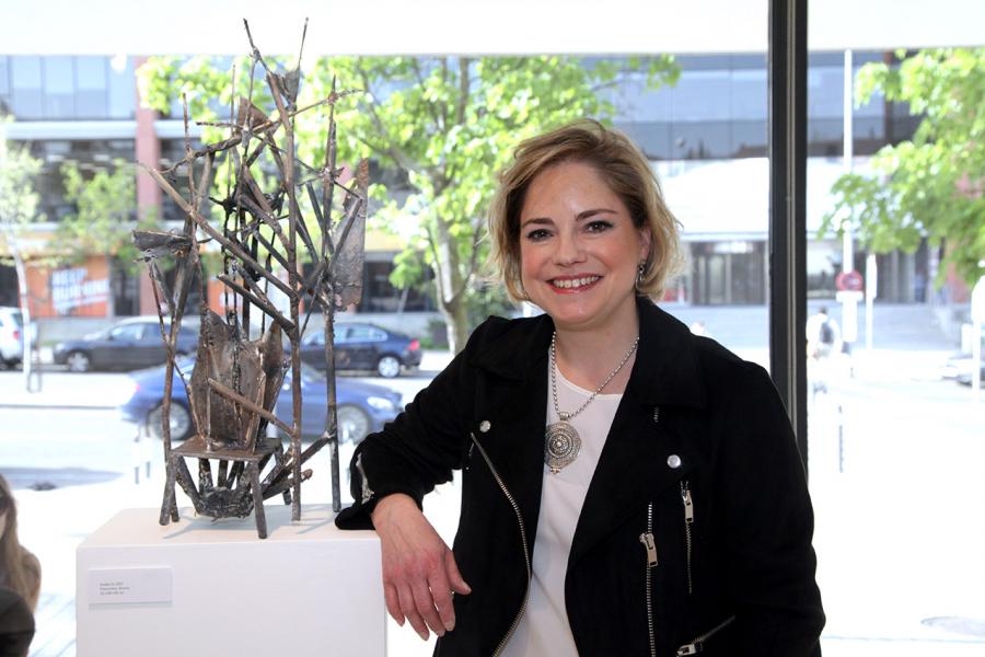 Diana García Roy, escultora. Posando con una de sus obras. 