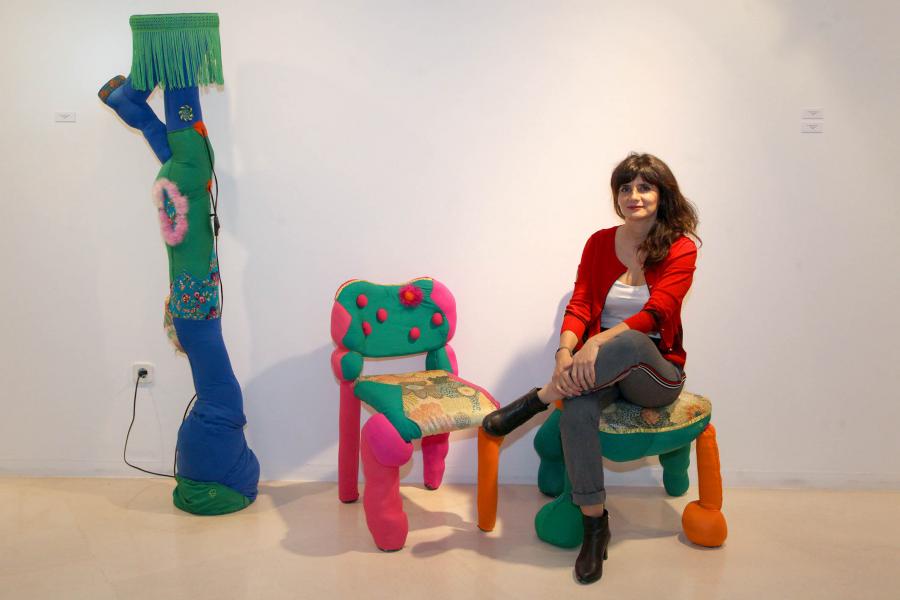 Artista presentando sus obras. Exposición "En Casa, En ningún Sitio"